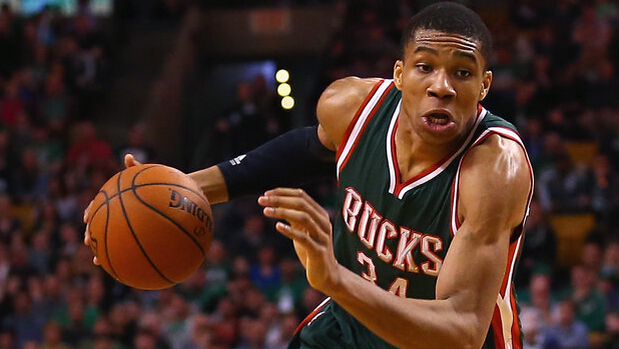 西媒：亚马尔改踢前腰全面爆发，进攻数据耀眼还完成7次抢断（西媒：亚马尔改打前腰全面开花，进攻端耀眼并完成7次抢断）