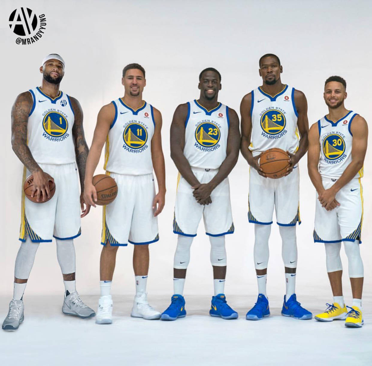 全网首发，足球纪录电影《决战梭鱼湾》明日12：00登陆爱奇艺（明日12：00，足球纪录电影《决战梭鱼湾》全网首发，上线爱奇艺）