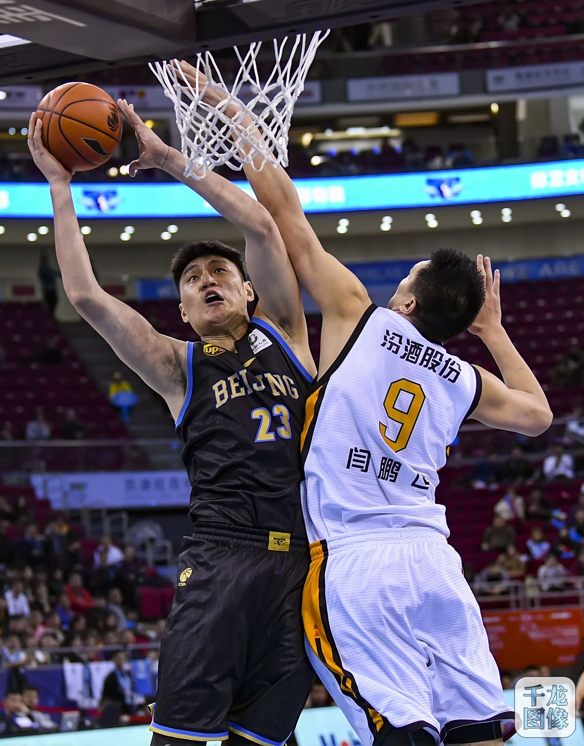 对猛龙跨季10连胜！布伦森35+6三分势不可挡 与场边球迷对喷太经典（跨季对猛龙豪取10连胜！布伦森35+6三分如雨，场边与球迷互喷成名场面）