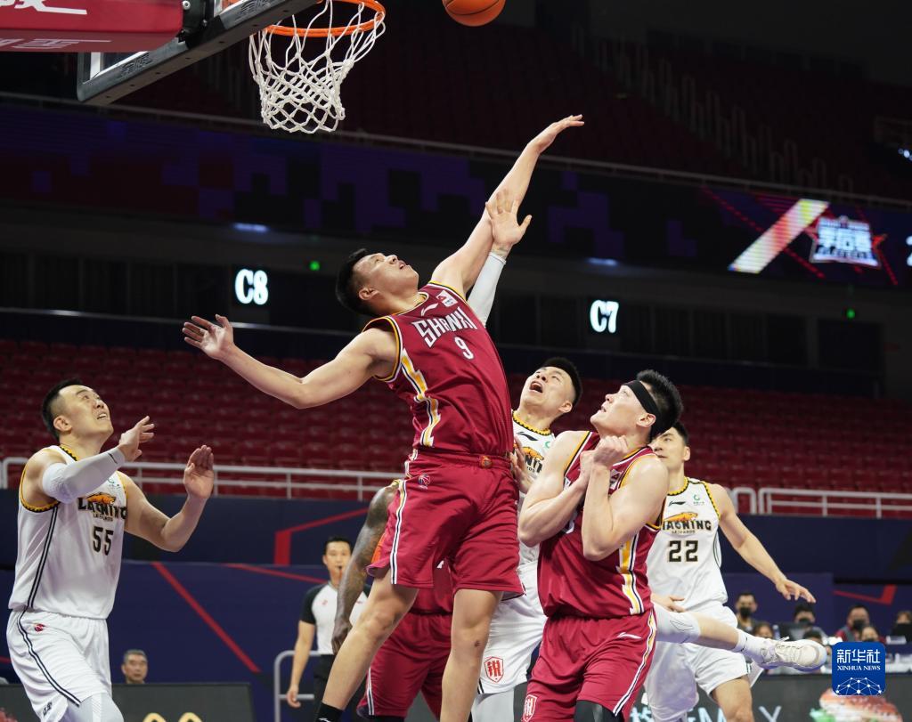 客战梅州建功，英博18岁小将杨铭锐斩获职业生涯首球（客场对阵梅州，18岁小将杨铭锐为英博攻入职业处子球）