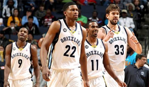 杜兰特连续得分，全队士气高涨（杜兰特连连得手，球队士气飙升）